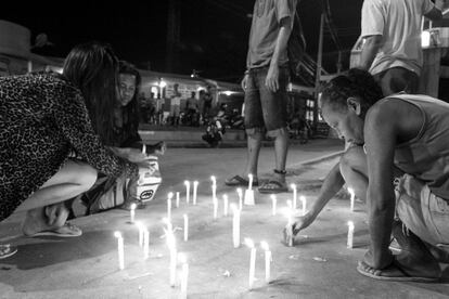 Os moradores protestam contra a violência na comunidade e acendem velas para o menino brutalmente assassinado.