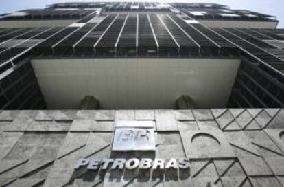 Los trabajadores del sector petrolero en Brasil aprobaron hoy el inicio de una huelga por tiempo indeterminado para protestar contra la licitación de la mayor reserva de petróleo descubierta en el país, informaron fuentes sindicales. EFE/Archivo