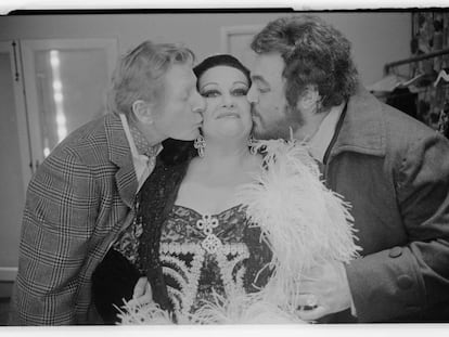 Montserrat Caballé arropada por sus amigos, el actor Danny Kaye (izquierda) y el tenor Luciano Pavarotti (derecha), en los camerinos del San Francisco Opera House en enero de 1978.