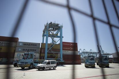 Una grúa transtainer apila contenedores en el Puerto de Algeciras.