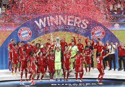 El capitán del Bayern, Manuel Neuer, levanta la Supercopa de Europa en el Puskas Arena de Budapest tras vencer al Sevilla en la prórroga.