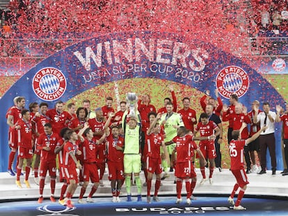 El capitán del Bayern, Manuel Neuer, levanta la Supercopa de Europa en el Puskas Arena de Budapest tras vencer al Sevilla en la prórroga.