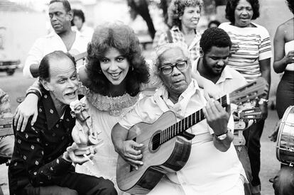 Beth Carvalho con Nelson Cavaquinho a la guitarra.