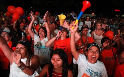 Militantes del partido Centro Democrático celebran la victoria de Duque.