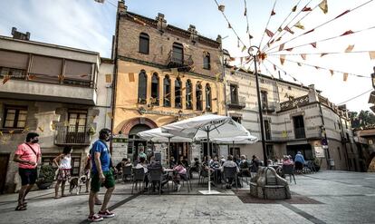 L'edifici de la Unió Maçanenca presideix la plaça de la Vila de Maçanet de Cabrenys.