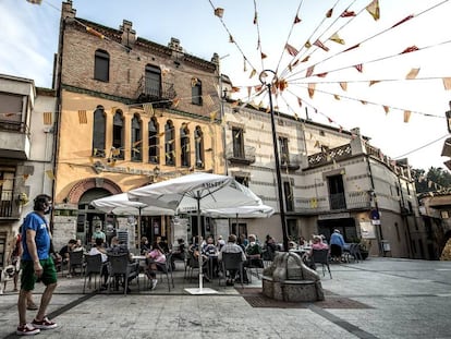 L'edifici de la Unió Maçanenca presideix la plaça de la Vila de Maçanet de Cabrenys.