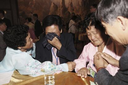 El surcoreano Kim Choon-shik, de 80 años, segundo desde la izquierda, llora mientras se encuentra con su hermana norcoreana Choon Sil, 77, segunda desde la derecha, durante la reunión de la reunión familiar en el resort Diamond Mountain en Corea del Norte.