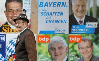 Un hombre con el traje típico bávaro, el domingo en Oberammergau.