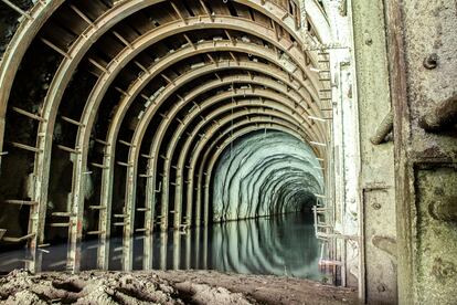 Una pieza abandonada de la infraestructura hidroeléctrica. Al final, el proyecto se canceló tras el grave conflicto motivado por su propuesta de inundar 915 hectáreas que incluían 200 sitios históricos, antiguas ruinas y áreas sagradas de enterramiento. Asimismo, el ICE fue acusado de no proporcionar asesoramiento legal adecuado a las comunidades indígenas.