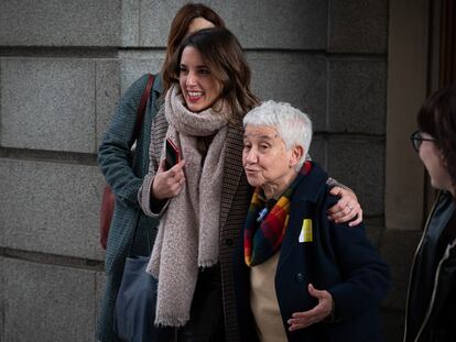 La ministra de Igualdad, Irene Montero, junto a la directora general de Diversidad Sexual y Derechos LGTBI del Ministerio de Igualdad, Boti García Rodrigo, a la salida del Congreso de los Diputados este miércoles.