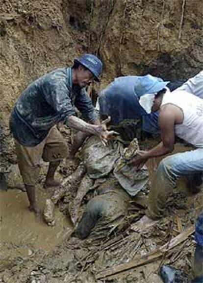 Trabajadores desentierran los restos de una familia en Liloan (Filipinas).

 / EFE