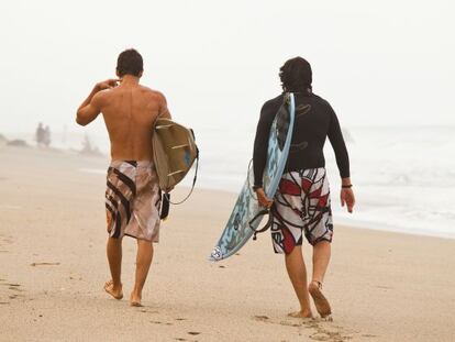 Surfistas en el cabo de la Vela, en la península de La Guajira, departamento colombiano cuya capital es Riohacha.