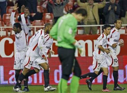 Los jugadores del Sevilla celebran el primer gol, obra de Kanouté (con el número 12), mientras César se lamenta.