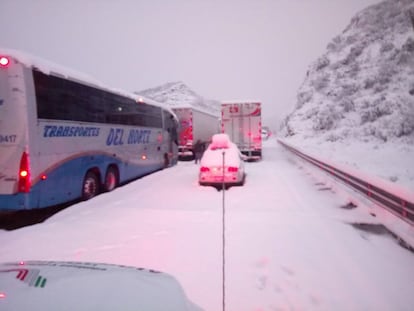 La carretera a Linares (Nuevo León) ha sido cortada al tráfico.