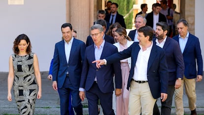 El presidente del PP, Alberto Núñez Feijóo, junto a los presidentes autonómicos del PP en un acto en Salamanca el pasado junio. Feijóo exhibe su frente común de barones pero Ayuso pide más: llama a dar plantón a Sánchez.