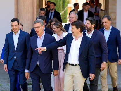 El presidente del PP, Alberto Núñez Feijóo, junto a los presidentes autonómicos del PP en un acto en Salamanca el pasado junio. Feijóo exhibe su frente común de barones pero Ayuso pide más: llama a dar plantón a Sánchez.