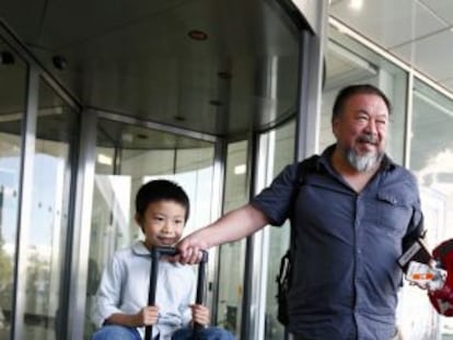 Ai Weiwei y su hijo, Ai Lao, en el aeropuerto de Múnich.