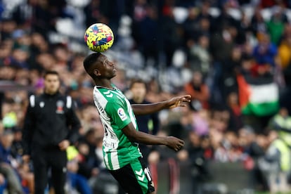Luiz Henrique hace un control con la cabeza durante el choque ante el Rayo Vallecano.