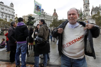 Los primeros indignados que ayer por la mañana empezaron a ocupar la plaza del Ayuntamiento de Valencia para reflexionar.