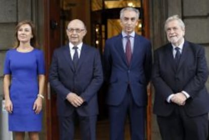 El ministro de Hacienda, Crist&oacute;bal Montoro (2i), que entreg&oacute; al presidente del Congreso, Jes&uacute;s Posada, el proyecto de ley de Presupuestos Generales del Estado para 2015.