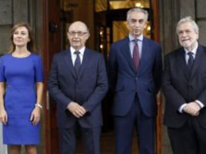 El ministro de Hacienda, Crist&oacute;bal Montoro (2i), que entreg&oacute; al presidente del Congreso, Jes&uacute;s Posada, el proyecto de ley de Presupuestos Generales del Estado para 2015.