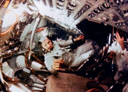 El astronauta y comandante de la misión, Frank Borman, durante una actividad intravehicular dentro del 'Apolo 8'.