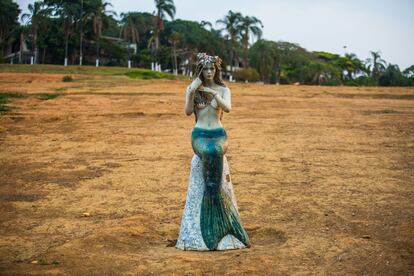 Uma estátua de Iara, também conhecida por Mãe d' água, permanece na beira seca da represa da Cantareira. Conta a lenda que Iara, uma personagem que vive no fundo do rio Amazonas, encanta os pescadores por sua beleza.