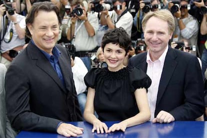 Los actores Tom Hanks y Audrey Tautou con Dan Brown, autor de 'El Codigo da vinci', en la presentación en Cannes de la película homónima. 