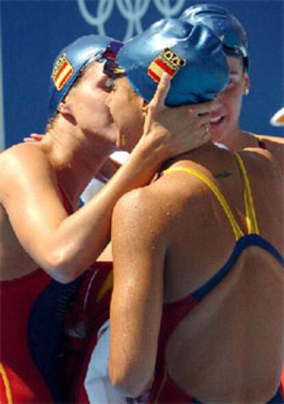 Las españolas Arantxa Ramos, Melissa Caballero y Erika Villaecija se felicitan tras conseguir el pase.