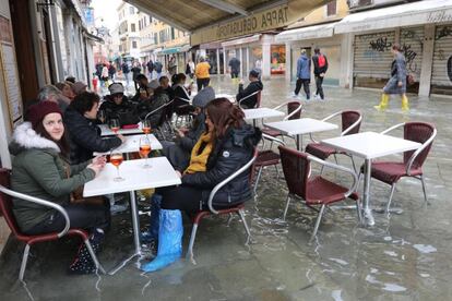 Turistas y habitantes de Venecia intentan volver a la normalidad pese a las inundaciones.