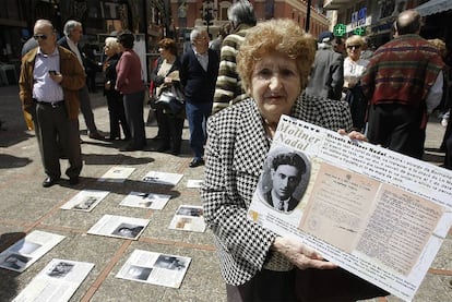 La hija, el nieto y la bisnieta de Vicente Moliner Nadal, se manifestaron ayer en Burriana