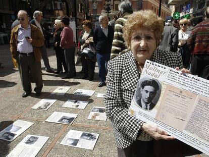 La hija, el nieto y la bisnieta de Vicente Moliner Nadal, se manifestaron ayer en Burriana