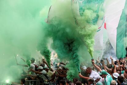 Cientos de aficionados del Palmeiras de Brasil se despidieron del equipo este miércoles antes de embarcar rumbo al Mundial de Clubes que se disputará del 3 al 12 de febrero en Emiratos Árabes.