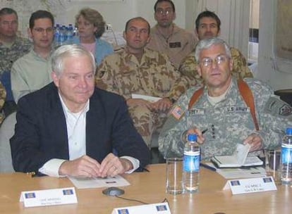 El secretario de Defensa de EE UU, Robert Gates (izquierda), durante su encuentro con el general George Casey, este viernes en Basra.
