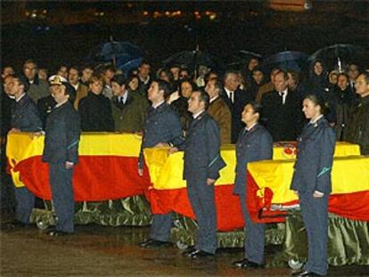 Los féretros, escoltados ayer por miembros del Ejército del Aire tras llegar a la base de Torrejón de Ardoz (Madrid).