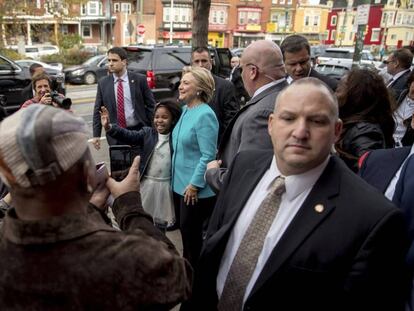 Hillary Clinton posa para uma foto com uma apoiadora na Filadélfia.