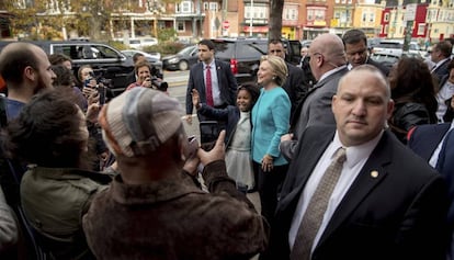 Hillary Clinton posa para uma foto com uma apoiadora na Filadélfia.