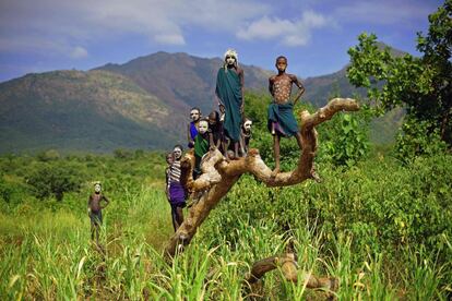 Niños de la tribu Suri posan en el valle de Omo (Etiopía). 