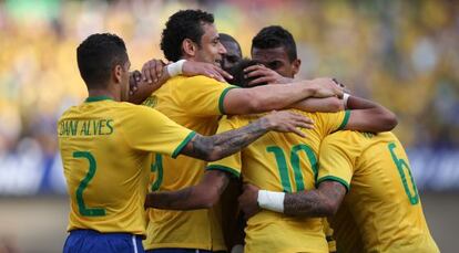 Los jugadores de la selección de Brasil celebran un gol ante Panamá.