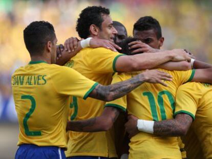 Los jugadores de la selecci&oacute;n de Brasil celebran un gol ante Panam&aacute;.