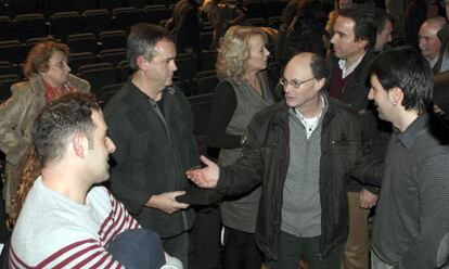 El alcalde de Rentería, Julen Mendoza (a la derecha), charla con el portavoz del PP, José Manuel Herzog (a su lado), Josean Aguirre y Javier Asla durante la clausura del ciclo.