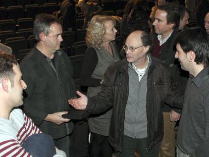 El alcalde de Rentería, Julen Mendoza (a la derecha), charla con el portavoz del PP, José Manuel Herzog (a su lado), Josean Aguirre y Javier Asla durante la clausura del ciclo.