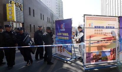 Polic&iacute;as chinos tapan con carteles el acceso al tribunal donde se juzga a un profesor en Urumqi (Xinjang) en septiembre.