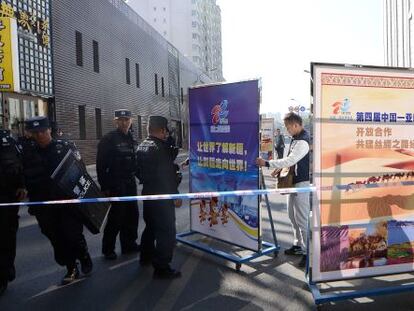 Polic&iacute;as chinos tapan con carteles el acceso al tribunal donde se juzga a un profesor en Urumqi (Xinjang) en septiembre.