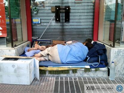 Serie de diez imágenes de personas sin hogar que duermen en la calle, contextualizadas en comercios o rincones diferentes de la ciudad. Suite "Nadisar". Calle Alcalá, 94 (Madrid).