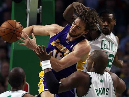 Gasol intenta dar un pase ante Davis y Tony Allen.