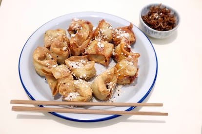 El 'wonton' frito con salsa coreana picante es una de las especialidades de Casa Pei+.