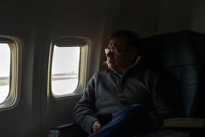 Gustavo Petro, en el avión militar con el que estuvo de gira en Europa y antes en la COP que se celebró en Egipto.