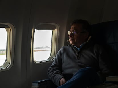 Gustavo Petro, en el avión militar con el que estuvo de gira en Europa y antes en la COP que se celebró en Egipto.