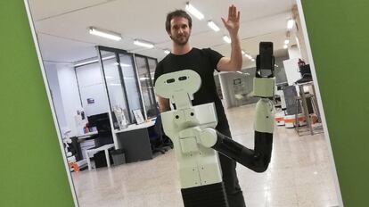 El doctor en ingeniería artificial Pablo Lanillos que posa junto a Tiago, un robot que es capaz de reconocerse frente a un espejo.